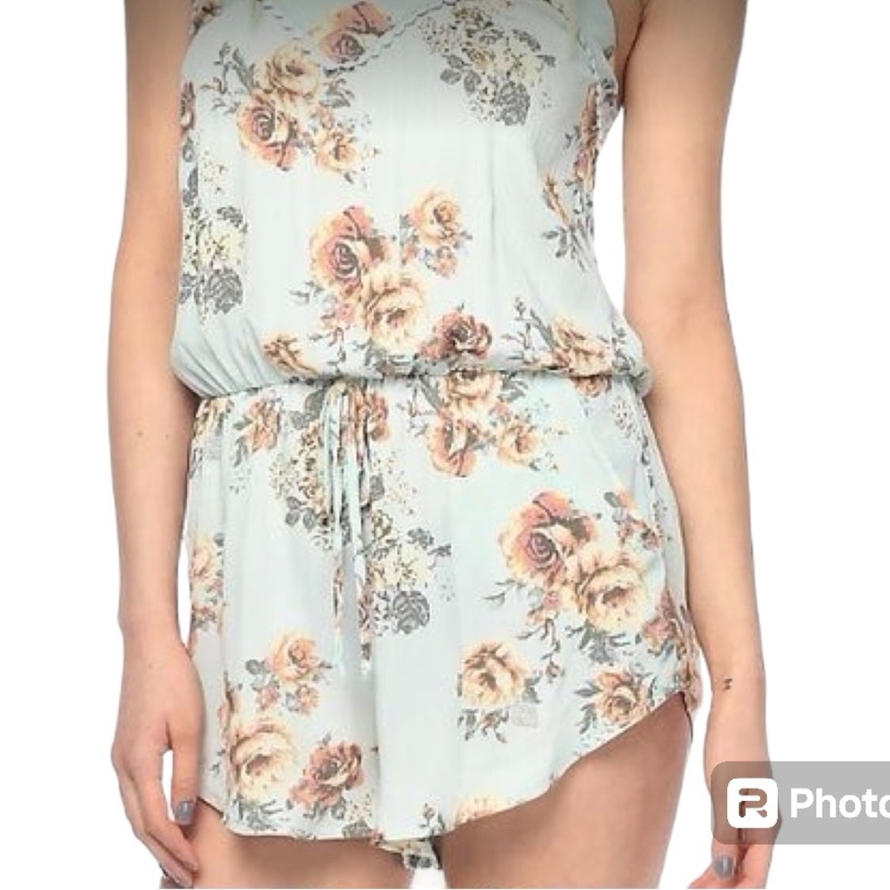 ZUMIEZ LUNA CHIX Floral Lightweight Spaghetti Strap Romper Size Meduim